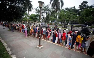 Potret Ratusan Warga Antre Pembagian Takjil Buka Puasa di Cibinong Bogor