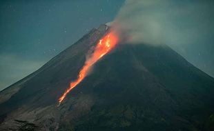 Gunung Merapi Luncurkan Lava Pijar 15 Kali Sejauh 1.700 Meter ke Barat Daya