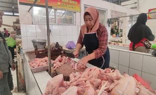 Jelang Ramadan, Harga Daging Ayam di Pasar Suruh Semarang Tembus Rp34.000/Kg