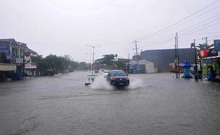 Curah Hujan Tinggi, Jalur Pantura di Kudus Terendam Banjir