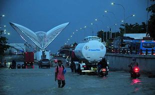 Jalur Pantura Kudus Tergenang Banjir, Kendaraan Terjebak Kemacetan Panjang