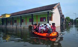 Sekolah Tergenang Banjir, Siswa SD di Kudus Naik Perahu untuk Ikuti UTS