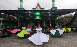 Unik! Pelajar MI Kalitlawah Boyolali Ngabuburit Sambil Belajar Menari Sufi