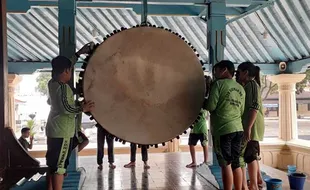 Suka Cita Sambut Ramadan, Puluhan Siswa SD Bersih-Bersih Masjid Agung Solo