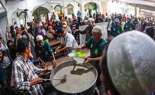 Tradisi Pembagian Bubur Samin Khas Ramadan di Masjid Darussalam Solo