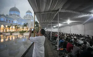 Suasana Buka Puasa Perdana di Masjid Sheikh Zayed Solo, Bagikan 6.000 Takjil