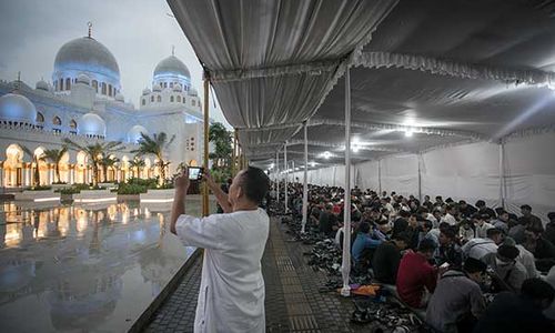 Suasana Buka Puasa Perdana di Masjid Sheikh Zayed Solo, Bagikan 6.000 Takjil