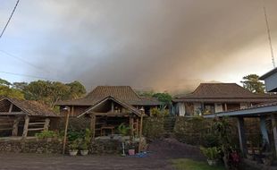 Hujan Abu Tipis Landa Lereng Merapi Klaten, Aktivitas Warga Masih Normal