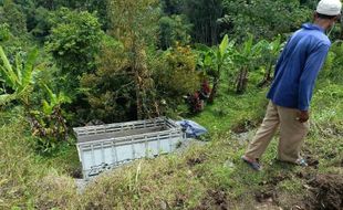 Sopir Ngantuk, Truk Angkut Pasir Merapi Masuk Jurang di Ngargoyoso Karanganyar