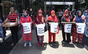 Tuntut Tangkap Koruptor dan Mafia Pajak, Puluhan Emak-Emak Demo di Gedung KPK