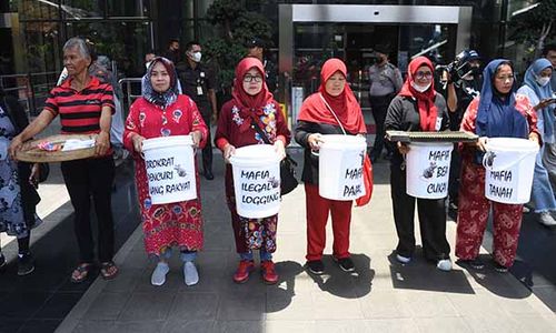 Tuntut Tangkap Koruptor dan Mafia Pajak, Puluhan Emak-Emak Demo di Gedung KPK