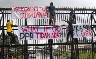 Demo Tolak Pengesahan UU Cipta Kerja, Mahasiswa Geruduk Gedung DPR