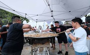 Keseruan Chef Arnold dan Bobon Masak Takjil Gulai Ayam Porsi Jumbo di Solo