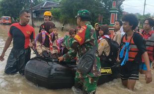 Banjir Landa Sragen, Sukarelawan dan TNI/Polri Evakuasi Siswa agar Bisa Ujian