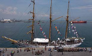 Antusias Warga Naik KRI Dewaruci di Festival Dermaga Lanal Semarang