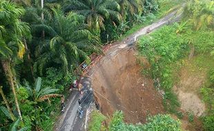 Ngeri! Warga Lintasi Jembatan Darurat Akibat Jalan Longsor di Padang Pariaman