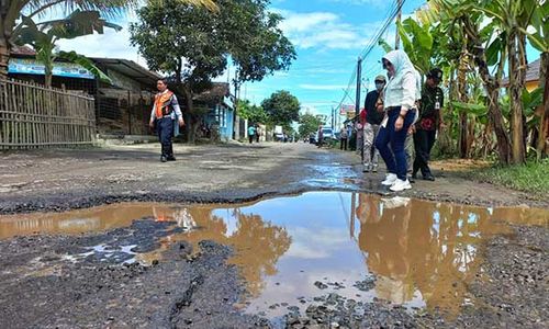 Hati-hati! Banyak Lubang dan Genangan di Jl Wedi-Bayat Klaten