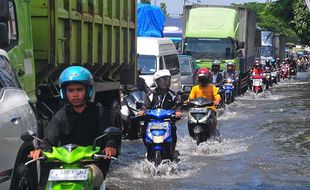 Lalin Jalur Pantura Kudus Masih Macet Panjang Dampak Banjir dan Jalan Rusak