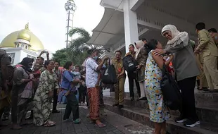 Sambut Ramadan, Gubernur Khofifah Bagikan Ratusan Paket Sembako ke Warga