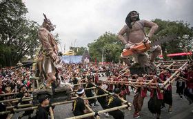 Momen Seru Gibran dan Jan Ethes Ikut Kirab Ogoh-Ogoh Sambut Nyepi di Solo