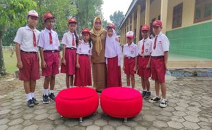 Kreatif! Siswa SDN 4 Tunggul Sragen Sulap Ban Bekas Jadi Kursi Cantik & Menarik