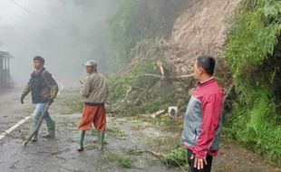 Curah Hujan Tinggi, Waspadai Longsor Susulan di Jalan Tawangmangu-Magetan