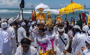 Jelang Nyepi, Ribuan Umat Hindu Ikuti Upacara Melasti di Pantai Parangkusumo