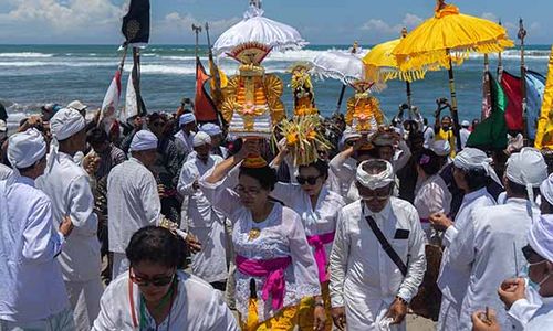 Jelang Nyepi, Ribuan Umat Hindu Ikuti Upacara Melasti di Pantai Parangkusumo