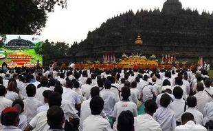 Diguyur Hujan, Ribuan Umat Buddha Peringati Magha Puji di Candi Borobudur