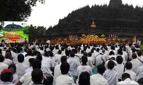 Diguyur Hujan, Ribuan Umat Buddha Peringati Magha Puji di Candi Borobudur