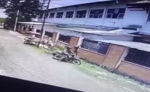 Terekam Kamera CCTV, Duo Maling Gasak Delman dan Kuda di Masjid Semarang Timur