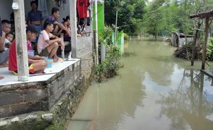 Banjir di Giritirto Wonogiri Dimanfaatkan Warga untuk Mancing Ikan Nila & Wader