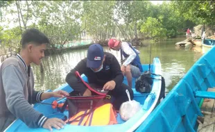 Sewakan Perahu Bermesin, Pria Lulusan SMK Raup Cuan di Muara Kali Tugu Semarang