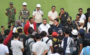 Menpora Amali & Ketum PSSI Tinjau Stadion I Wayan Dipta, Renovasi Hampir Tuntas