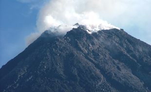 Gunung Merapi Kembali Keluarkan Awan Panas pada Senin Sore