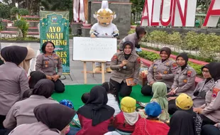 Ngabuburit Asyik, Polwan Polres Klaten Ajak Anak-Anak Ngaji Bareng di Alun-alun