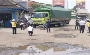 Tim Gabungan Tilang 11 Truk Bermuatan Lebih di Sumberlawang Sragen