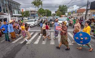 Sambut Hari Sarung, Pegiat Budaya Semarang Gelar Parade Sarung On The Street