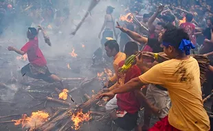 Ritual Perang Api, Tradisi Sambut Hari Raya Nyepi di Mataram NTB