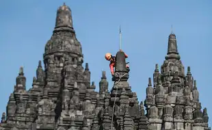 Pembersihan Lumut di Bangunan Candi Prambanan, Cegah Kerusakan Batuan