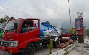 Dampak Erupsi Merapi, PMI Boyolali Dropping Air Bersih & Pakan Ternak ke Klakah