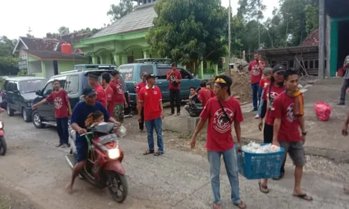 Mulia! Pencinta Mobil Panther Sragen Bagikan 2.000-an Paket Takjil di Mondokan