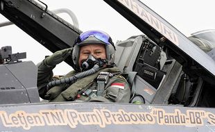 Momen Menhan Prabowo Subianto Jajal Terbang dengan Pesawat F-16 di Jakarta