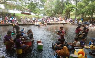 Padusan, Tempat Wisata Sungai Muncul Banyubiru Semarang Diserbu Pengunjung