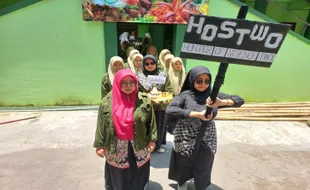 Serunya Parade Tumpeng Ambeng di MA Al Manshur Popongan Klaten