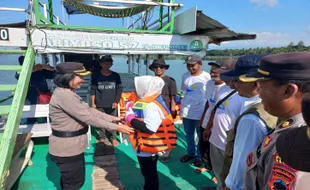 Polres Klaten Beri Jaket Pelampung ke Sukarelawan & Pelaku Usaha di Rawa Jombor