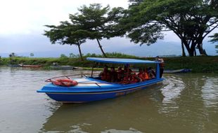 Polres Semarang Bagikan Pelampung ke Pelaku Wisata dan Nelayan di Rawa Pening