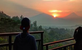 Asyiknya Berburu Sunrise di Punthuk Setumbu Magelang