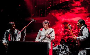 Raja Dangdut Rhoma Irama Tampil Enerjik Buka Konser Deep Purple di Solo