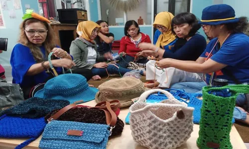 Ingin Tambah Penghasilan Keluarga, Emak-Emak di Salatiga Ikuti Latihan Merajut